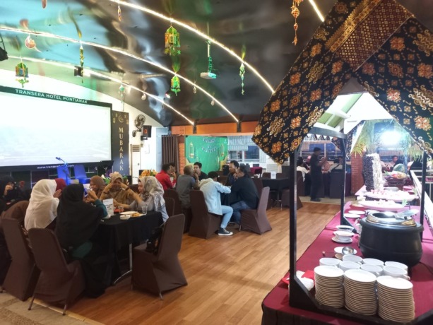 BERBUKA : Karyawan Pontianak Post menikmati sajian buka puasa bersama di Hotel Transera Pontianak, Senin (27/3).