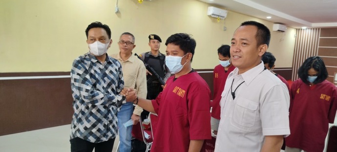 CARA KEKELUARGAAN: Korban dan pelaku kasus penculikan dan pengeroyokan dosen Poltekkes Pontianak sepakat untuk berdamai. Kasus ini pun akhirnya ditutup.