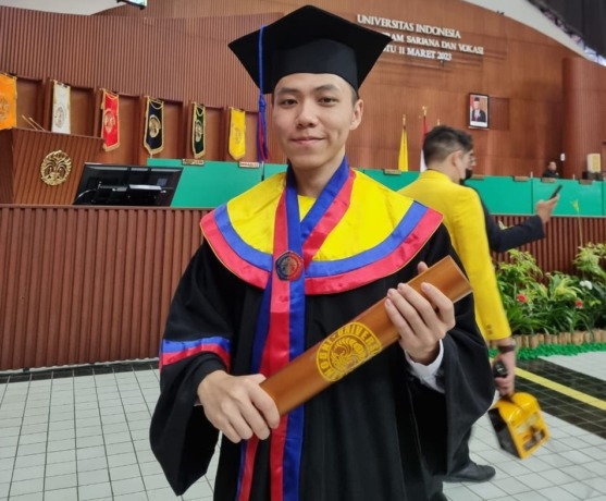 PRESTASI : Hocky Yudhiono mengenakan toga Universitas Indonesia. Putra dari Kalimantan Barat ini meraih IPK tertinggi dalam wisuda yang digelar universitas tersebut, Sabtu (11/3). DOKUMENTASI PRIBADI