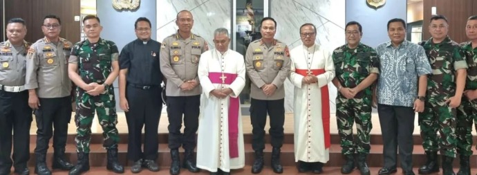 BERKUNJUNG: Uskup TNI/Polri, Mgr. Ignatius Kardinal Suharyo didampingi Uskup Agung Pontianak, Mgr. Agustinus Agus saat berkunjung ke Pontianak, beberapa waktu lalu. (KOMSOS KAP FOR PONTIANAK POST)