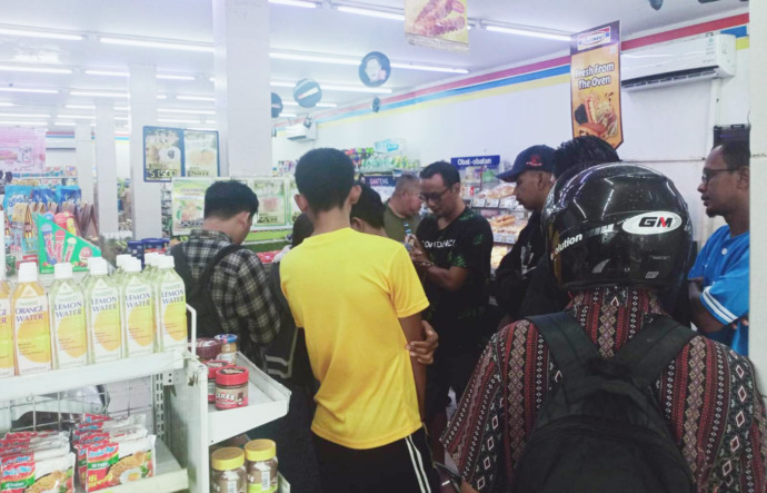 PENIPUAN: warga mendatangi korban penipuan online di salah satu swalayan modern di Kota Mempawah. WAHYU/PONTIANAKPOST