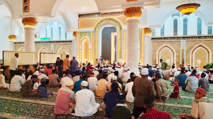 ISTIMEWA TAUSIYAH: Ustaz Dennis Lim dan Ustazah Yunda Faisyah menyampaikan tausiyahnya di Masjid Alfalah Mempawah.