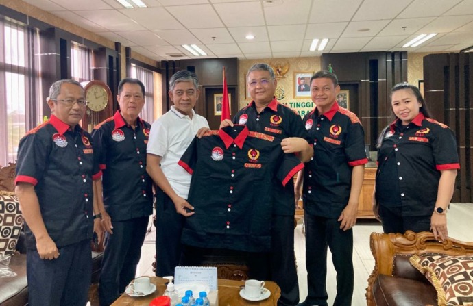 Pengurus Provinsi Federasi Olahraga Baronsai Indonesia (FOBI) Kalimantan Barat menyerahkan cindera mata berupa baju FOBI kepada Kajati Kalbar, Jumat (3/3). (ARIEF NUGROHO/PONTIANAK POST)