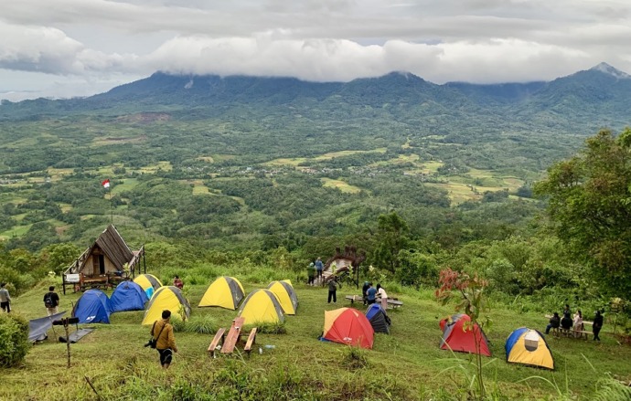 PIKAT WISATAWAN: Sepadang Hill di atas Bukit Sepancong di Bengkayang yang kerap menjadi tempat berkemah wisatawan. Kawasan ini selalu ramai dikunjungi saat akhir pekan. SHANDO SAFELA/PONTIANAK POST