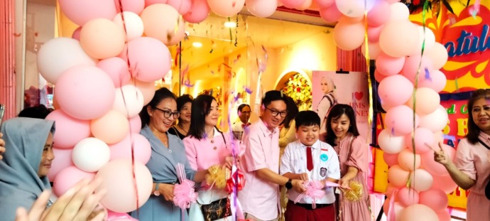 IST GRAND OPENING: Pemotongan pita grand opening  Jims Honey cabang  kelima di Pontianak.