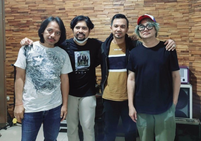 Personel band GIGI bersama Uray Budianto selaku ketua AJSFest 2023. Band GIGI akan menghibur masyarakat Pontianak pada 28 April 2023 di Halaman Mahkota Hotel, berbarengan dengan Lomba Top Model Kalbar. (IST)