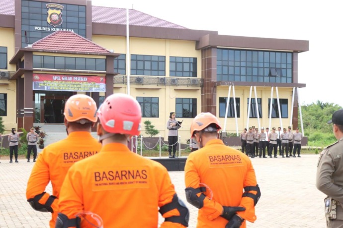 istimewa APEL: Wakapolres Kub Raya, Kompol Priscilla Oktaviana Pimpin Apel Gelar Pasukan Operasi Bina Karuna Kapuas Tahun 2023.