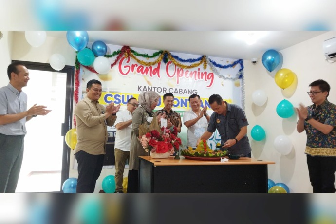 GRAND OPENING: Direktur Marketing CSUL Finance memotong tumpeng, menandai grand opening Kantor Cabang Pontianak CSUL RBU Finance. (MADE FRANS/PONTIANAK POST)