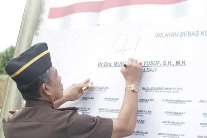 IST MENUJU WBBM: Kepala Kejaksaan Tinggi Kalbar, Muhammad Yusuf saat menandatangani pencanangan WBK Tahun 2023 di halaman Kantor Kejaksaan Tinggi Kalbar, Kamis (2/3).
