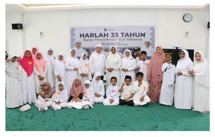 BIRO ADPIM KALBAR FOR PONTIANAK POST SANTUNAN: Ketua PW IPHI Kalbar Ria Norsan beserta istri foto bersama anak yatim piatu usai memberikan santunan dalam rangka Harlah ke-33 IPHI, Sabtu (18/3).