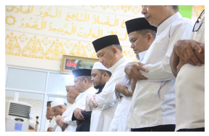 BIRO ADPIM KALBAR FOR PONTIANAK POST TARAWIH: Gubernur Kalbar Sutarmidji bersama Sekda Kalbar Harisson saat menunaikan salat tarawih berjemaah di Masjid An-Naim, Kantor Gubernur, Jumat (24/3) malam.