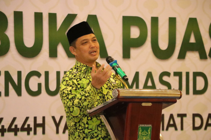 SAMBUTAN: Ketua DMI Kalbar Ria Norsan memberikan sambutan saat kegiatan silaturahmi dan buka puasa bersama para pengurus masjid se-Kota Pontianak di Aula Serbaguna Masjid Raya Mujahidin, Senin (27/3).