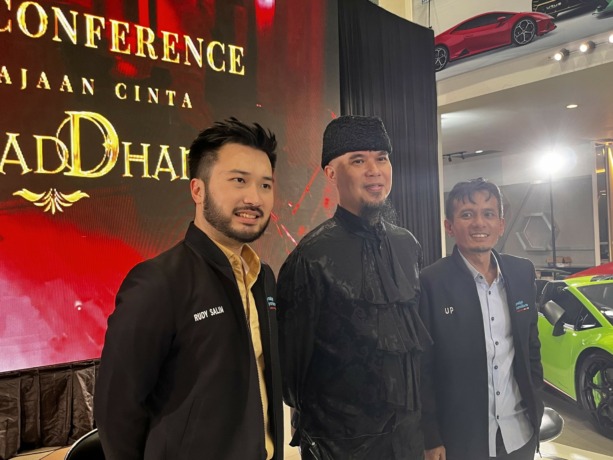 JAWA POS KONSER: Ahmad Dhani bersama CEO Prestige Corp Rudy Salim (kiri) saat konfrensi pers jelang Intimate Concert bertajuk 51 Tahun Kerajaan Cinta Ahmad Dhani.