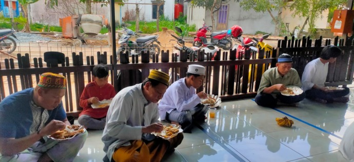 MENYANTAP : Jemaah Masjid As-Sayyidah menyantap makanan usai menunaikan salat Jumat. IST