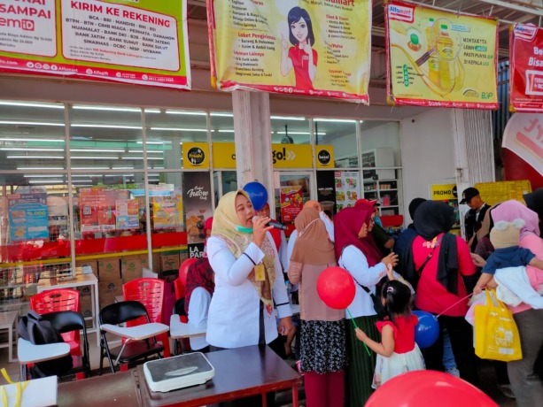 Program Pos Pelayanan Terpadu (Posyandu) di halaman parkir Alfamart Rasau Jaya Kubu Raya, Rabu (15/03/2023).