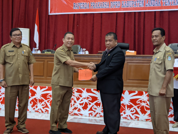 Sekretaris Daerah Kabupaten Landak Vinsenius menyerahkan berkas pandangan umum pemerintah terhadap Raperda tentang Kepemudaan kepada Ketua DPRD Landak Heri Saman, di ruang rapat DPRD Landak, Selasa (14/3). (MIFTAHUL KHAIR/PONTIANAK POST)