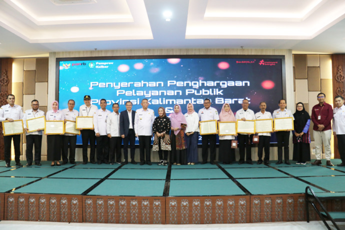 PENGHARGAAN: Penerima penghargaan Top 10 Sivablik Tahun 2023, dan penghargaan hasil evaluasi pelayanan publik Provinsi Kalbar Tahun 2022 berfoto bersama Gubernur Kalbar Sutarmidji di Aula Garuda, Kantor Gubernur, Rabu (29/3).  BIRO ADPIM KALBAR FOR PONTIA