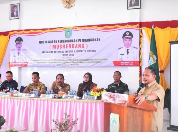 HADIR: Wakil Bupati Sintang, Melkianus menghadiri sekaligus membuka pelaksanaan kegiatan Musyawarah Perencanaan Pembangunan (MUSRENBANG) Tingkat Kecamatan Ketungau Tengah. PROKOPIM FOR PONTIANAK POST