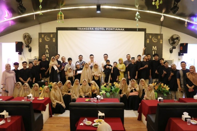 BUKA PUASA : Jajaran Manajemen Hotel Transera Pontianak diabadikan bersama anak-anak Panti Asuhan Nurul Iman usai menggelar tausyiah dan buka puasa bersama di Terasky Hotel Transera.