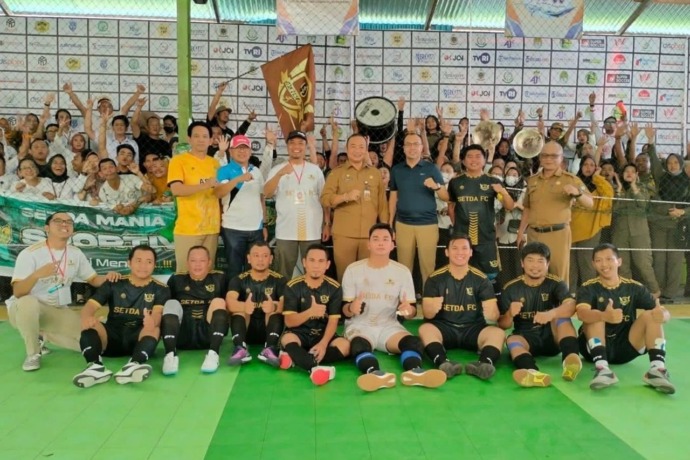 MOTIVASI PEMAIN : Sekda Ketapang, Alexander Wilyo, memberikan motivasi dan semangat secara langsung kepada pemain Setda FC pada pertandingan lanjutan Sekda Cup 2023, Senin (27/2). (ist)