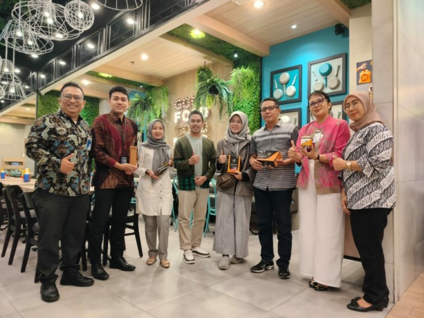 DIABADIKAN: Rika Ariesti Tobing selaku Pemimpin Operasional BNI Kantor Cabang Pontianak berfoto bersama para pelaku UMKM Kalbar usai berdiskusi untuk peningkatan pasar ekspor mereka. ARISTONO/PONTIANAK POST