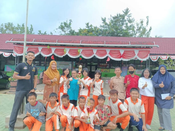 DIABADIKAN: Para siswa SD Negeri 29 Singkawang dan para pembimbingnya berfoto bersama usai meraih prestasi pada ajang Pengabdi Cup ke IX Tahun 2023. IST