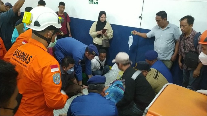 Sejumlah penumpang KM Bahtera Nusantara 01 yang tiba di Pelabuhan Sintete, sebagian besar adalah warga korban longsor di Pulau Serasan yang ingin tinggal sementara di rumah keluarga yang ada di Kalbar.