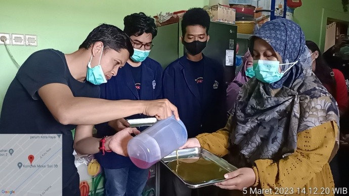 Proses pengurangan kadar air madu dengan mesin Dehumidifier. IST