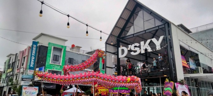 Penampilan atraksi naga pada grand opening D’Sky  Café & Eatery Sabtu (18/3). IST