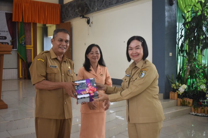 PISAH SAMBUT : Sekretaris Daerah Kabupaten Sintang, Yosepha Hasnah memimpin acara pisah sambut pejabat struktural lingkungan Sekda Sintang, beberapa waktu lalu. PROKOPIM FOR PONTIANAK POST