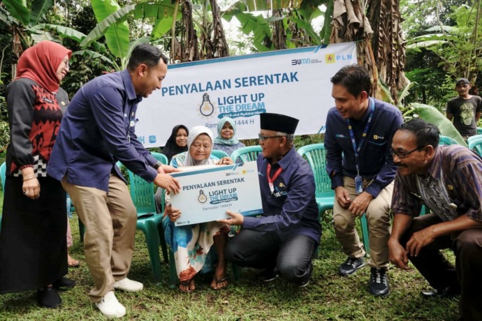 Light Up the Dream: PT PLN (Persero) berbagi kebahagiaan Ramadan 1444 Hijriah dengan menyalurkan program bantuan kepedulian Light Up the Dream (Listrik untuk Nyalakan Mimpi) kepada 3.024 pelanggan di 119 Unit Pelaksana Pelayanan Pelanggan (UP3).