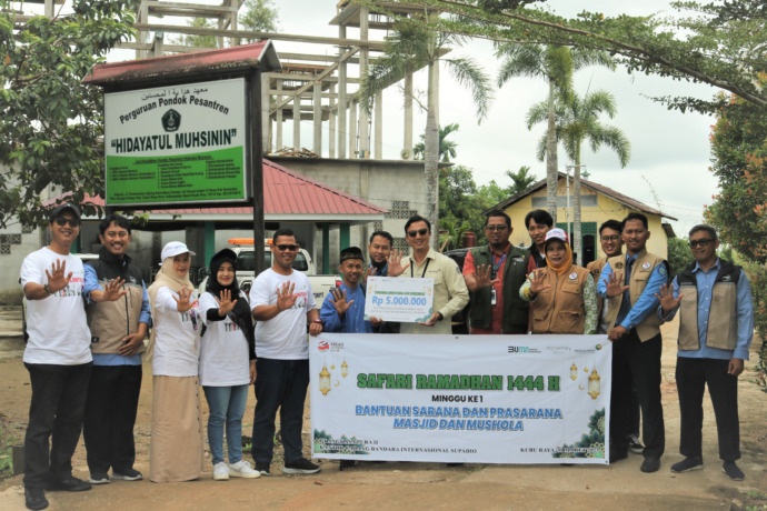 Perwakilan Manajemen Bandara Internasional Supadio secara simbolis menyerahkan bantuan uang tunai bagi Masjid Hidayatul Muslimin di Kecamatan Sungai Kakap. IST