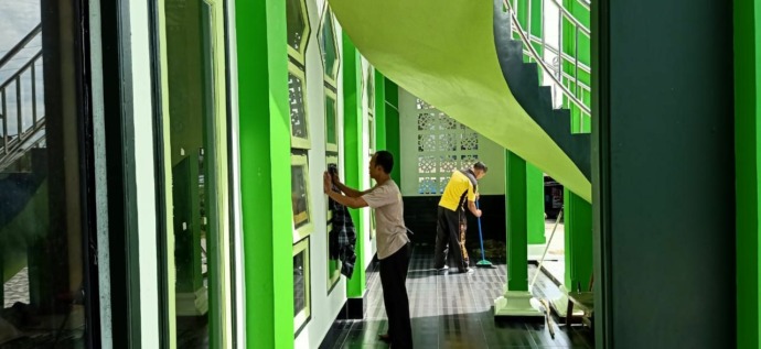 Menjelang Ramadan 2023, umat Islam membersihkan rumah ibadah sebagai bagian tradisi religi yang tidak pernah lekang oleh zaman. (IST)