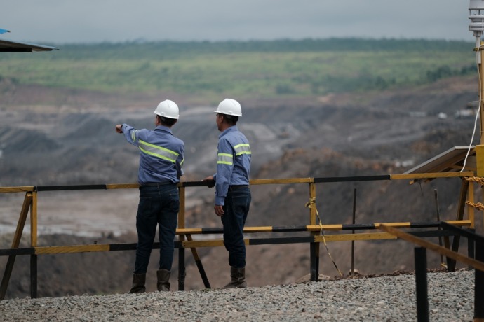 Staf BUMA, tengah meninjau operasional pertambangan di salah satu situs operasionalnya. (IST)
