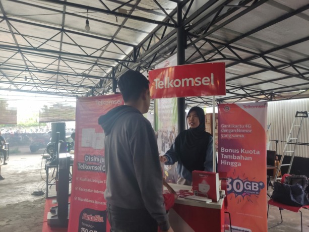 GANTI KARTU: Pegawai Telkomsel sedang melayani penggantuan kartu SIM pelanggan dari 3G ke 4G.