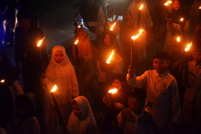 Nyala api obor memenuhi jalanan kota Ngabang pada Senin (20/3) malam. (MIFTAHUL KHAIR/PONTIANAK POST)