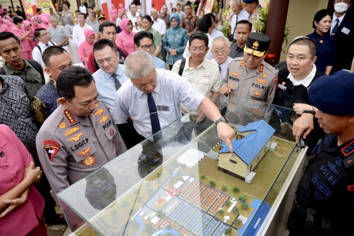 PERUMAHAN BRIMOB: Kapolri Jenderal Polisi Listyo Sigit Prabowo didampingi Kapolda Kalbar Irjen Pol Suryambodo Asmoro dan Ketua Umum Yayasan Buddha Tzu Chi Indonesia saat melihat maket rumah dinas Sat Brimob Polda Kalbar, Sabtu (19/3) sore. ARIEF NUGROHO/