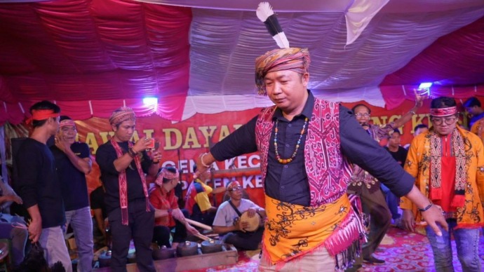 GAWAI DAYAK : Sekda Ketapang, Alexander Wilyo, menghadiri sekaligus Gawai Dayak Bejujokng XII Desa Gema, Simpang Dua, Sabtu (4/3). (IST)