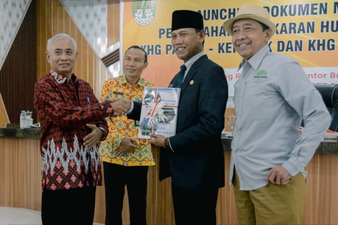 MASTERPLAN : Wabup Ketapang, Farhan, menerima dokumen masterplan pencegahan kebakaran hutan dan lahan berbasis tata kelola gambut di KHG Pawan-Kepulu dan Kepulu-Pesaguan, Kamis (9/3). (IST)