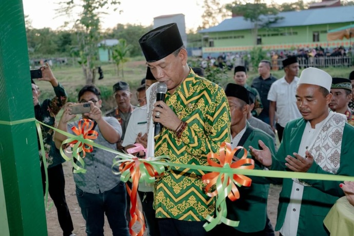 RESMIKAN : Wabup Ketapang, Farhan, memotong pita sebagai penanda diresmikannya Asrama Putri Pondok Pesantren Al-Barokah di Desa Sungai Kelik, Kecamatan Tayap, Rabu (8/3). (IST)