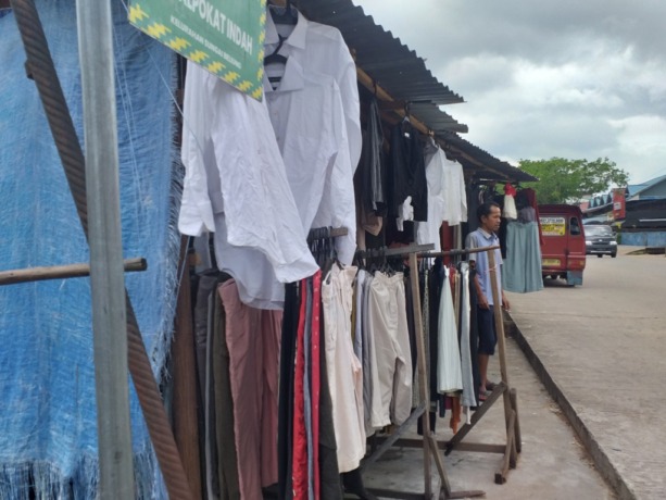 LELONG: Pakaian bekas impor banyak diburu pembeli karena harga yang terjangkau dengan merek berkualitas. (MARSITA RIANDINI/PONTIANAK POST)