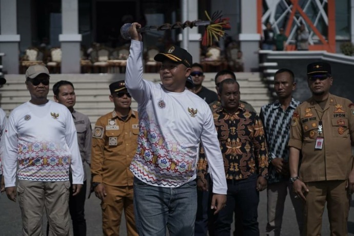 APRESIASI : Sekda Ketapang, Alexander Wilyo, memainkan tongkat mayoret milik Drumband GAP IPDN Kampus Kalbar di halaman Kantor Bupati Ketapang, Sabtu (11/3). (IST)