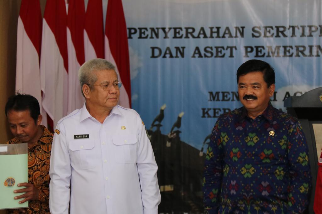 BIRO ADPIM KALBAR FOR PONTIANAK POST MENTERI : Harisson bersama Menteri ATR/Kepala BPN RI Hadi Tjahjanto dalam kegiatan penyerahan sertifi kat aset Pemda dan Redistribusi Tanah bagi masyarakat Kalbar di Aula Kanwil BPN Kalbar, Rabu (1/3).