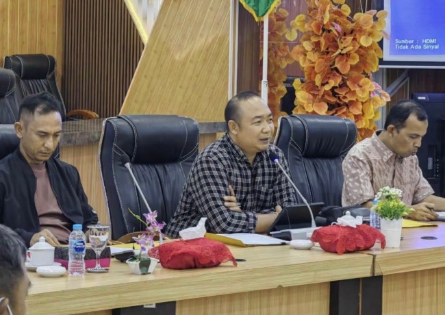 PIMPIN RAPAT : Sekda Ketapang, Alexander Wilyo, memimpin rapat sengketa lahan antara warga dengan PT CUS, Senin (27/3) malam. (IST)