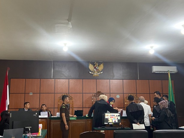 SIDANG KEDUA: Pengadilan Tindak Pidana Korupsi (Tipikor) Pontianak menggelar sidang dakwaan perkara dugaan korupsi pembangunan BP2TD Mempawah, Senin (20/3). Sidang kedua ini masih digelar secara online serta menghadirkan beberapa saksi. (MEIDY KHADAFI/PON