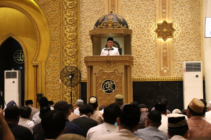 TARAWIH : Gubernur Kalbar Sutarmidji menyampaikan khotbah saat malam tarawih pertama bulan Ramadan 1444 Hijriah di Masjid Raya Mujahidin, Rabu (22/3) malam. BIRO ADPIM KALBAR FOR PONTIANAK POST