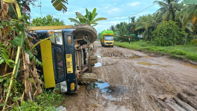 TUMBANG: Truk bermuaatan tumbang di Kecamatan Simpang Hilir, Kabupaten Kayong Utara, Kalimantan Barat saat melintasi jalan rusak. (DANANG PRASETYO/PONTIANAK POST)