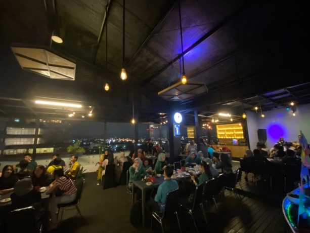 BERBUKA PUASA: Suasana berbuka puasa di Noodles Now Rooftop & Bar, Hotel Neo Pontianak. MEIDY KHADAFI/PONTIANAK POST