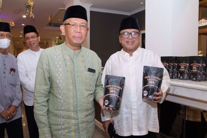 KOPI  KAYONG: Oeman Sapta Oedang bersama Gubernur Kalbar Sutarmidji saat berfoto bersama memegang kemasan kopi liberika Kayong Utara di Grand Mahkota Hotel Pontianak, dalam acara buka puasa bersama, Sabtu (15/4) lalu. ADPIM PROV KALBAR FOR PONTIANAK POST