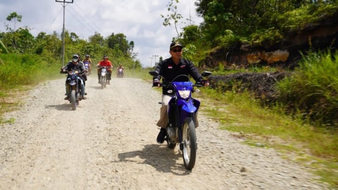 MENINJAU: Bupati Kapuas Hulu Fransiskus Diaan saat meninjau lokasi jalan di Simpang Empat Nanga Suruk-Nanga Payang Kecamatan Bunut Hulu. IST